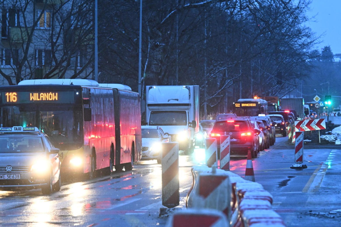 Paraliż na Mokotowie, zamknęli ważne skrzyżowanie. Kierowcy utknęli w korkach, autobusy na objazdach