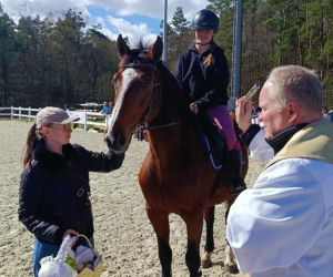 Konna święconka w Szczecinie. Tłumy mieszkańców odwiedziły ośrodek jeździecki na Osowie