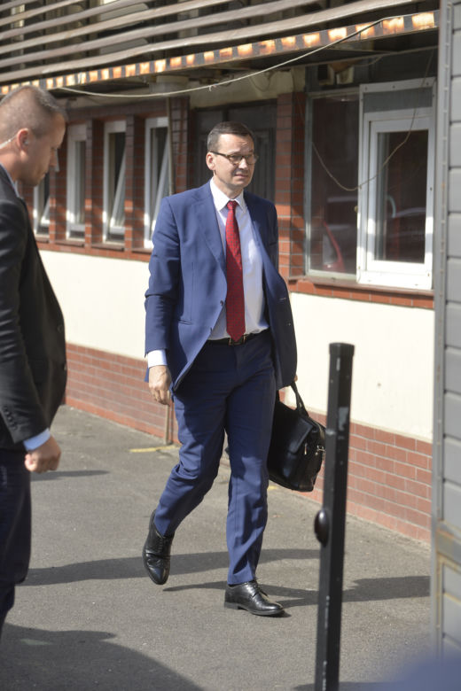PiS wystawia Morawieckiego na wojnę z Platformą