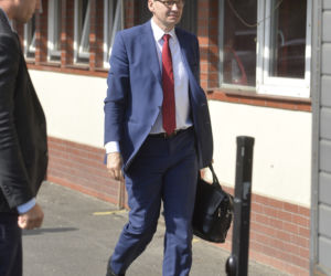 PiS wystawia Morawieckiego na wojnę z Platformą