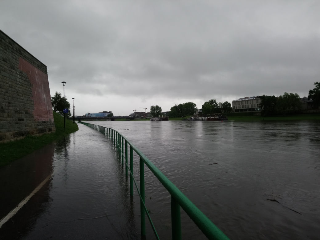 Ulewy w Krakowie 23.05.2019: Wylała Wisła, zalane są bulwary