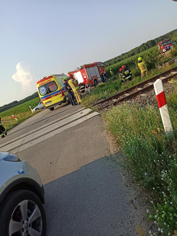 Grucele. Nie miała szans, by uciec przed pociągiem! Zignorowała znak "stop" i doszło do nieszczęścia [ZDJĘCIA]