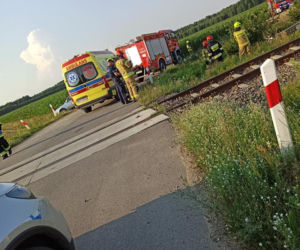 Grucele. Nie miała szans, by uciec przed pociągiem! Zignorowała znak stop i doszło do nieszczęścia [ZDJĘCIA]