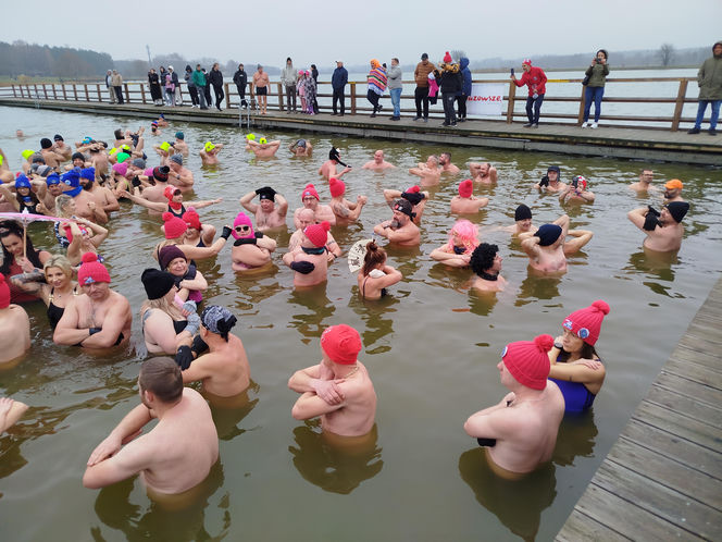 Mazowieckie Morsy otworzyły sezon morsowania 2025/2026 nad zalewem w Siedlcach