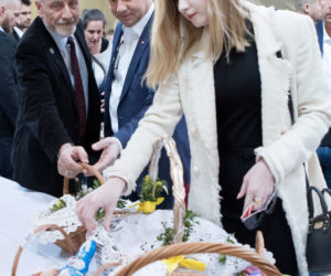 Kinga Duda z ojcem i dziadkiem na wielkanocnym święceniu 