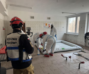 Potężne manewry strażaków na Pomorzu. Do akcji weszły psy ratownicze i policyjni antyterroryści