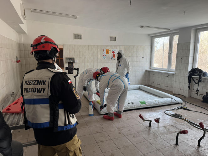 Potężne manewry strażaków na Pomorzu. Do akcji weszły psy ratownicze i policyjni antyterroryści