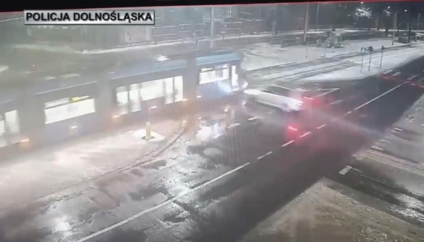 Wrocław. Pościg zakończy zderzeniem z tramwajem. 34-latek z bagażnika nie żyje [ZDJĘCIA].
