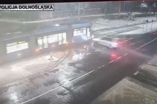 Wrocław. Pościg zakończy zderzeniem z tramwajem. 34-latek z bagażnika nie żyje [ZDJĘCIA].