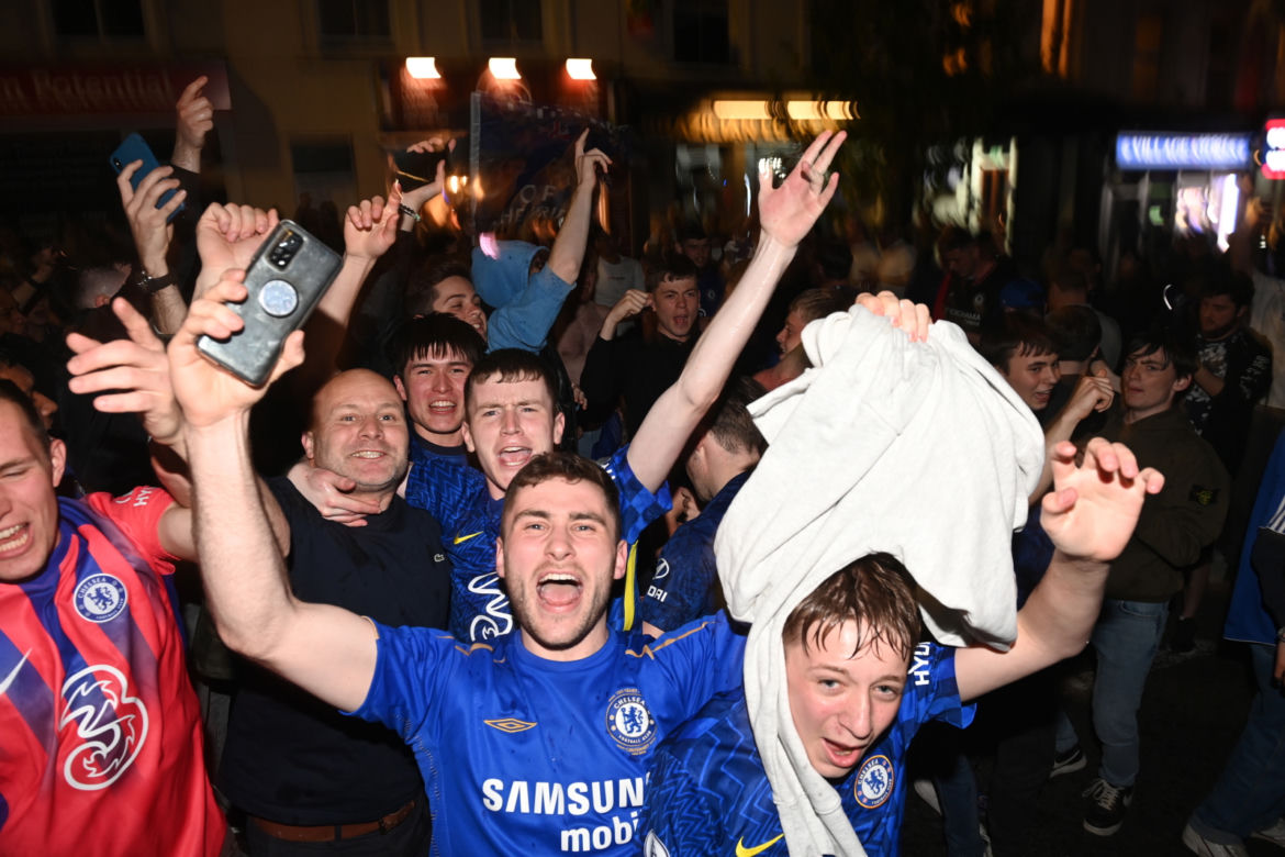 Piłkarze i kibice Chelsea Londyn świętują wygranie Ligi Mistrzów po zwycięstwie w finale 1:0 z Manchesterem City 