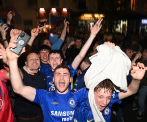 Piłkarze i kibice Chelsea Londyn świętują wygranie Ligi Mistrzów po zwycięstwie w finale 1:0 z Manchesterem City 
