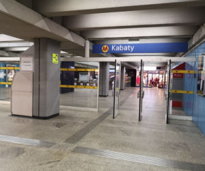 Dlaczego metro nie jeździ? Poranna awaria. Trzy stacje nieczynne, duże utrudnienia