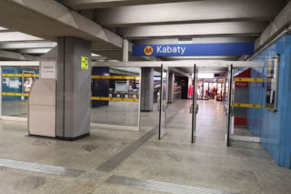 Dlaczego metro nie jeździ? Poranna awaria. Trzy stacje nieczynne, duże utrudnienia