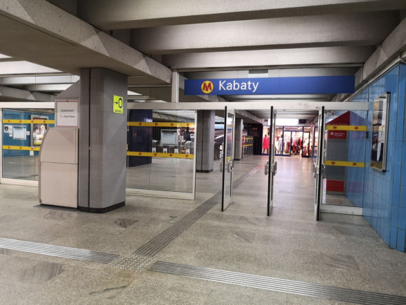 Dlaczego metro nie jeździ? Poranna awaria. Trzy stacje nieczynne, duże utrudnienia