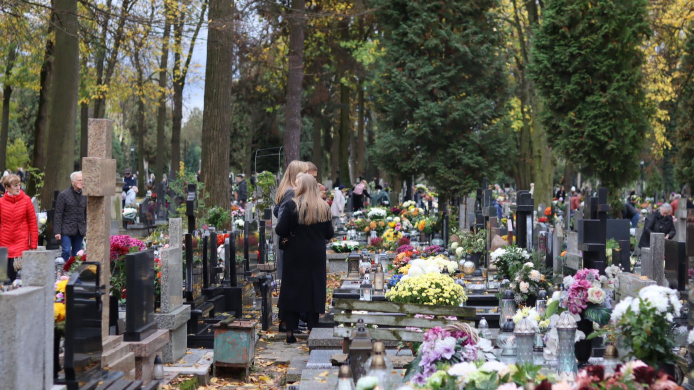 Tak mieszkańcy odwiedzają groby zmarłych. Tłumy na najstarszym cmentarzu w Lublinie