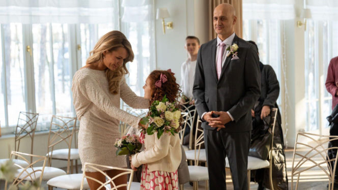 Na dobre i na złe odc. 988. Agata Woźnicka (Emilia Komarnicka), Rafał Konica (Robert Koszucki), Mania (Apolonia Szwed)