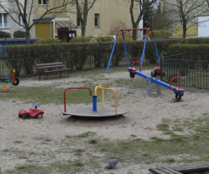 Plac zabaw grozy na Ursynowie. Rodzice drżą o własne dzieci 
