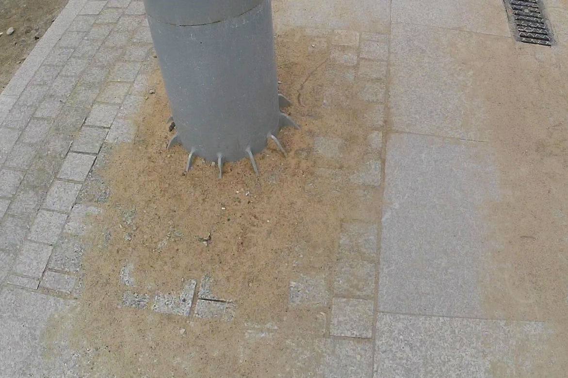 Słupy utrudniają życie pieszym na al. Wyzwolenia
