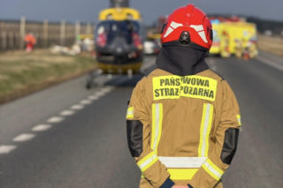 Horror na krajowej 50. Ciężarówka wylądowała w rowie, dwie osoby wyleciały przez przednią szybę!