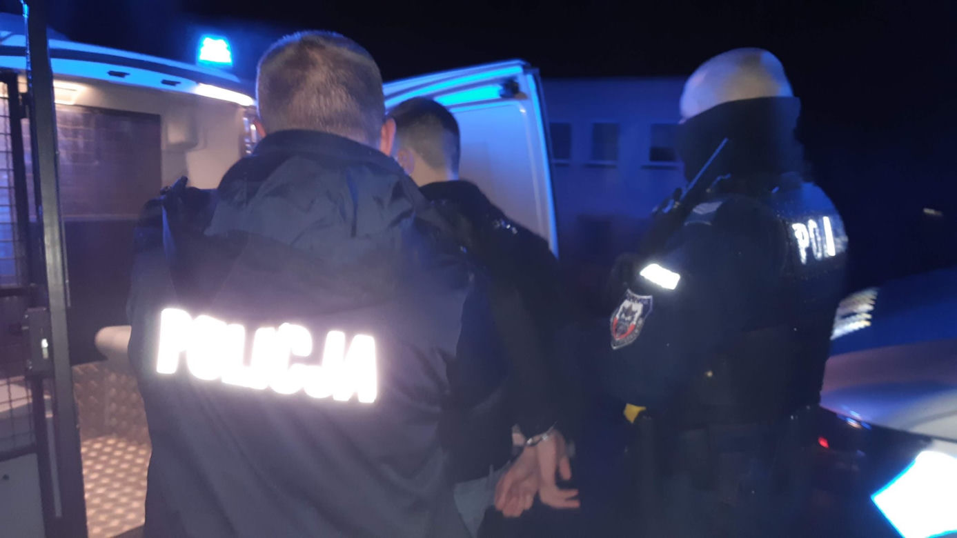 Zielona Góra. Pijany 17-latek zakleszczony w chryslerze! Jechał na samej feldze i bez świateł [ZDJĘCIA]