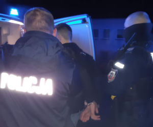 Zielona Góra. Pijany 17-latek zakleszczony w chryslerze! Jechał na samej feldze i bez świateł [ZDJĘCIA]