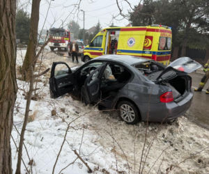 Omal nie zderzył się z radiowozem! Rajd zakończył w rowie 