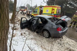 Omal nie zderzył się z radiowozem! Rajd zakończył w rowie 