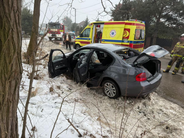 Omal nie zderzył się z radiowozem! Rajd zakończył w rowie 