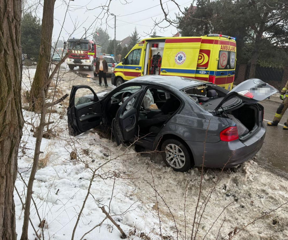 Omal nie zderzył się z radiowozem! Rajd zakończył w rowie 