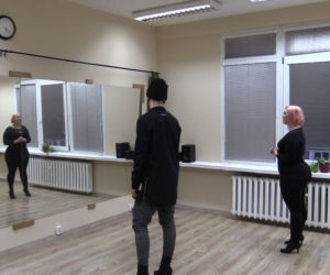 Dominik z Wrocławia uczy dziewczyny jak chodzić na obcasach