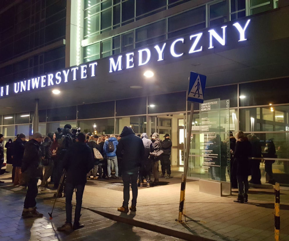 Atak na Adamowicza. Dziennikarze czekają na informacje przed szpitalem