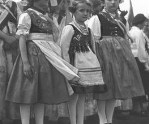 Uroczystości 3 Maja na starych fotografiach. Wielkie defilady i piękne stroje! [ZDJĘCIA]