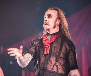 Skrupulatnie wyreżyserowany groteskowy spektakl okraszony nutą surrealizmu – Avatar zawładną Warszawą [RELACJA]