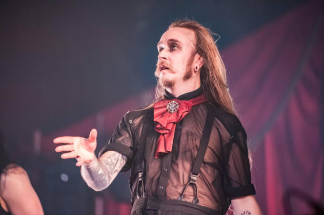 Skrupulatnie wyreżyserowany groteskowy spektakl okraszony nutą surrealizmu – Avatar zawładną Warszawą [RELACJA]