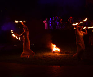 Pokaz fireshow w wykonaniu tancerzy i tancerek Teatru Ognia „Mantra” z Makowa Mazowieckiego