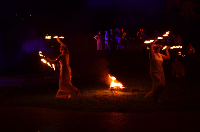 Pokaz fireshow w wykonaniu tancerzy i tancerek Teatru Ognia „Mantra” z Makowa Mazowieckiego