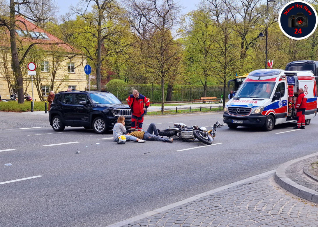 Jeep gruchnął w motocykl! Kierujący wymusił pierwszeństwo. Ranne dwie osoby