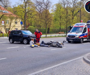 Jeep gruchnął w motocykl! Kierujący wymusił pierwszeństwo. Ranne dwie osoby
