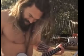 Jason Mamoa ujawnił, dlaczego zaczął grać na basie. Inspiracją jest kultowy numer