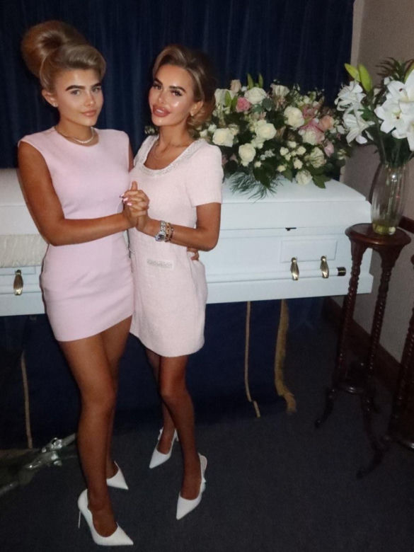 Influencerka urządziła sesję przy trumnie nastoletniej córki. Internauci się wściekli