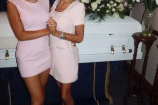 Influencerka urządziła sesję przy trumnie nastoletniej córki. Internauci się wściekli