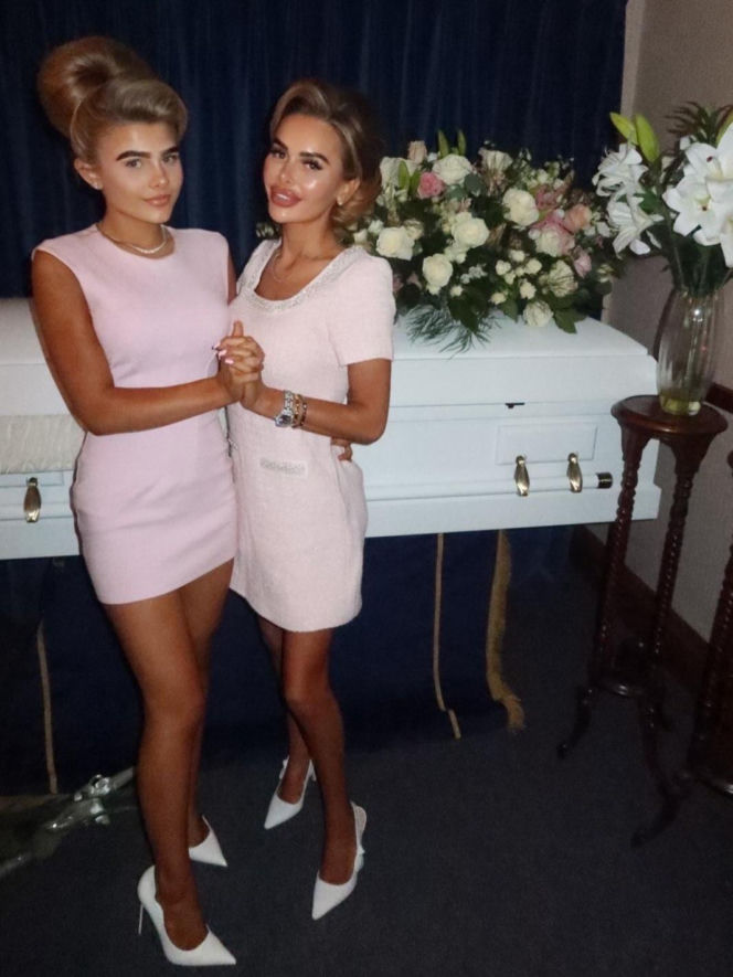 Influencerka urządziła sesję przy trumnie nastoletniej córki. Internauci się wściekli