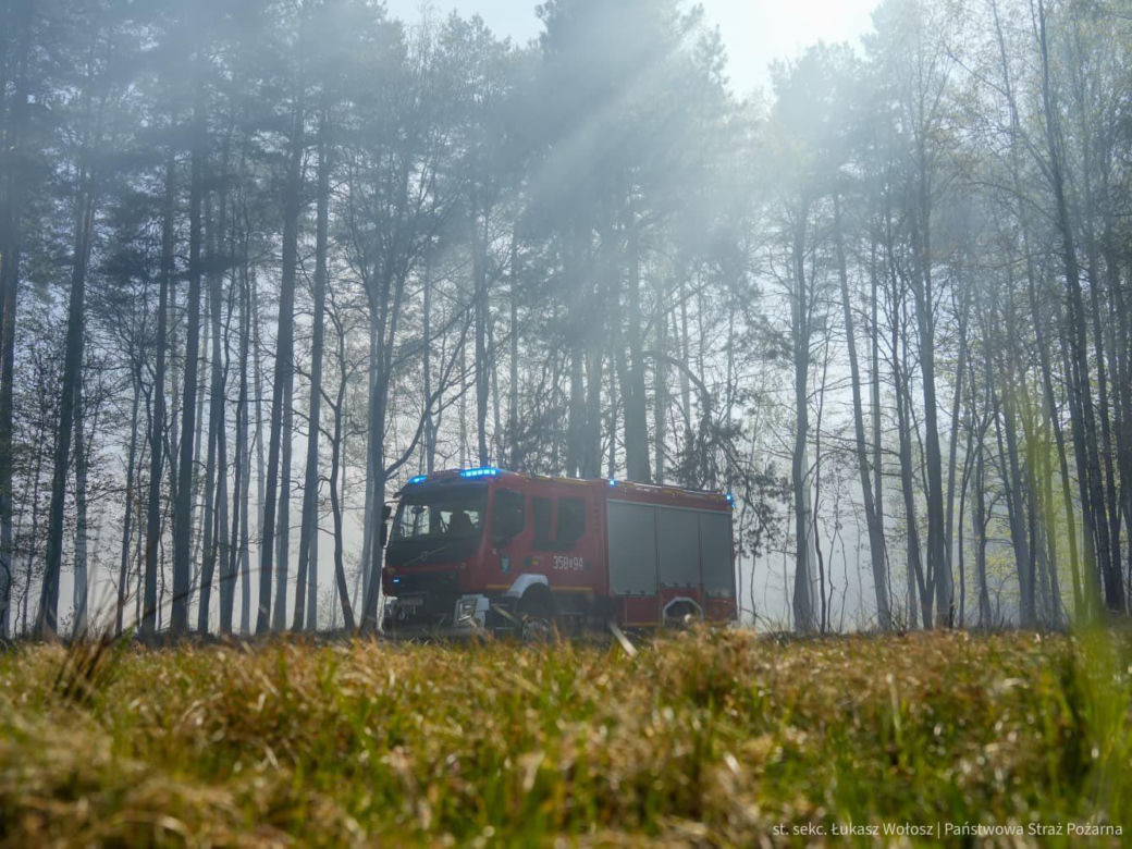 Do akcji ruszyły śmigłowce i samoloty. Gigantyczny pożar lasu pod Częstochową.