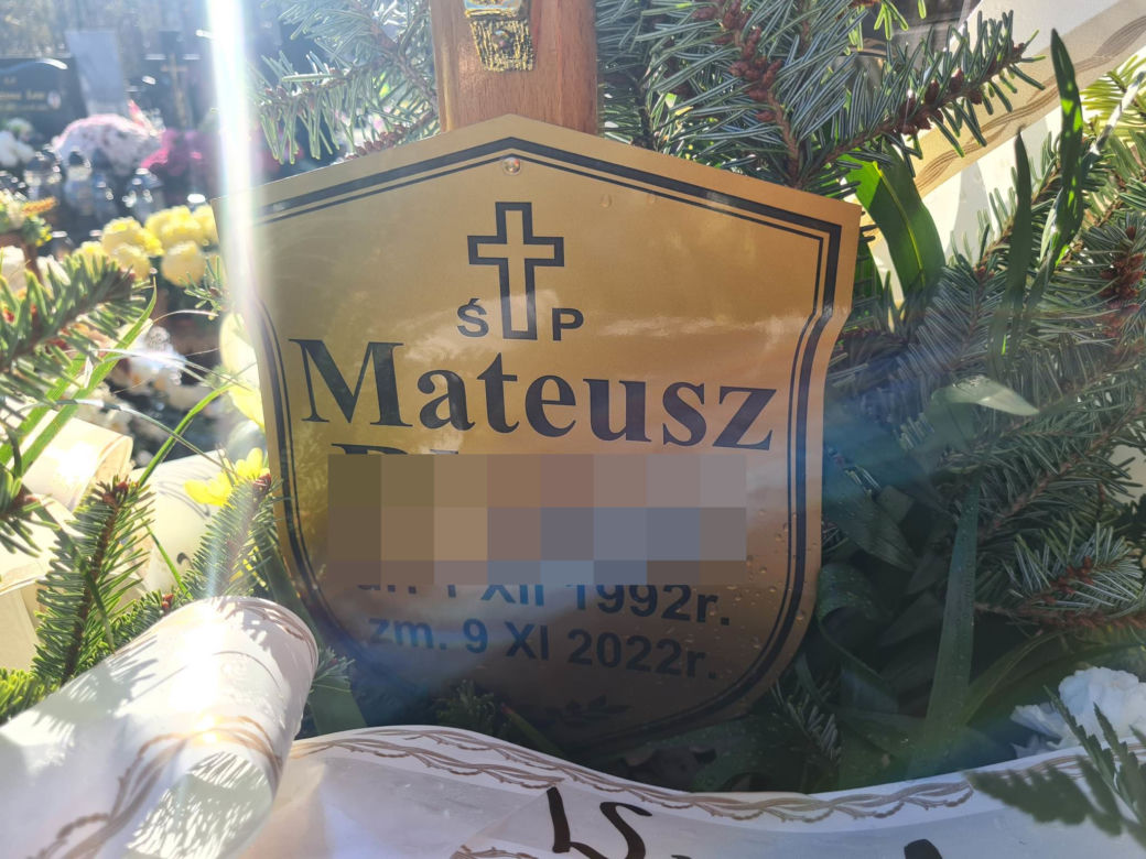 Cierpisz. Mateusz zmarł podczas ogniska. Morze kwiatów na jego grobie [GALERIA] 