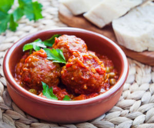 Albondigas w sosie pomidorowo-migdałowym – hiszpańskie klopsiki, które smakują zupełnie inaczej niż nasze
