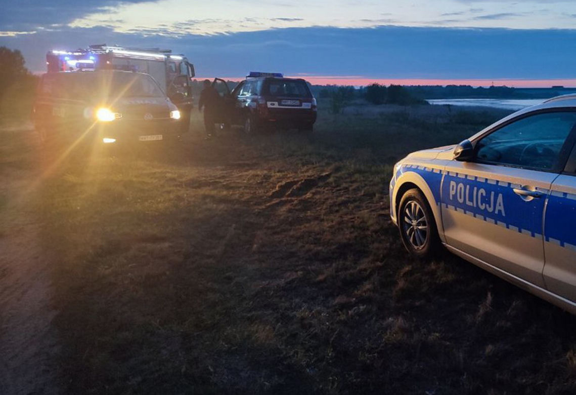 Krzyczała przez telefon, że się topi! 46-latka utonęła w aucie, które wjechało do Bugu pod Wyszkowem! [ZDJĘCIA].