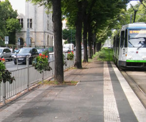 Kwietniki na przystanku tramwajowym na placu Kościuszki