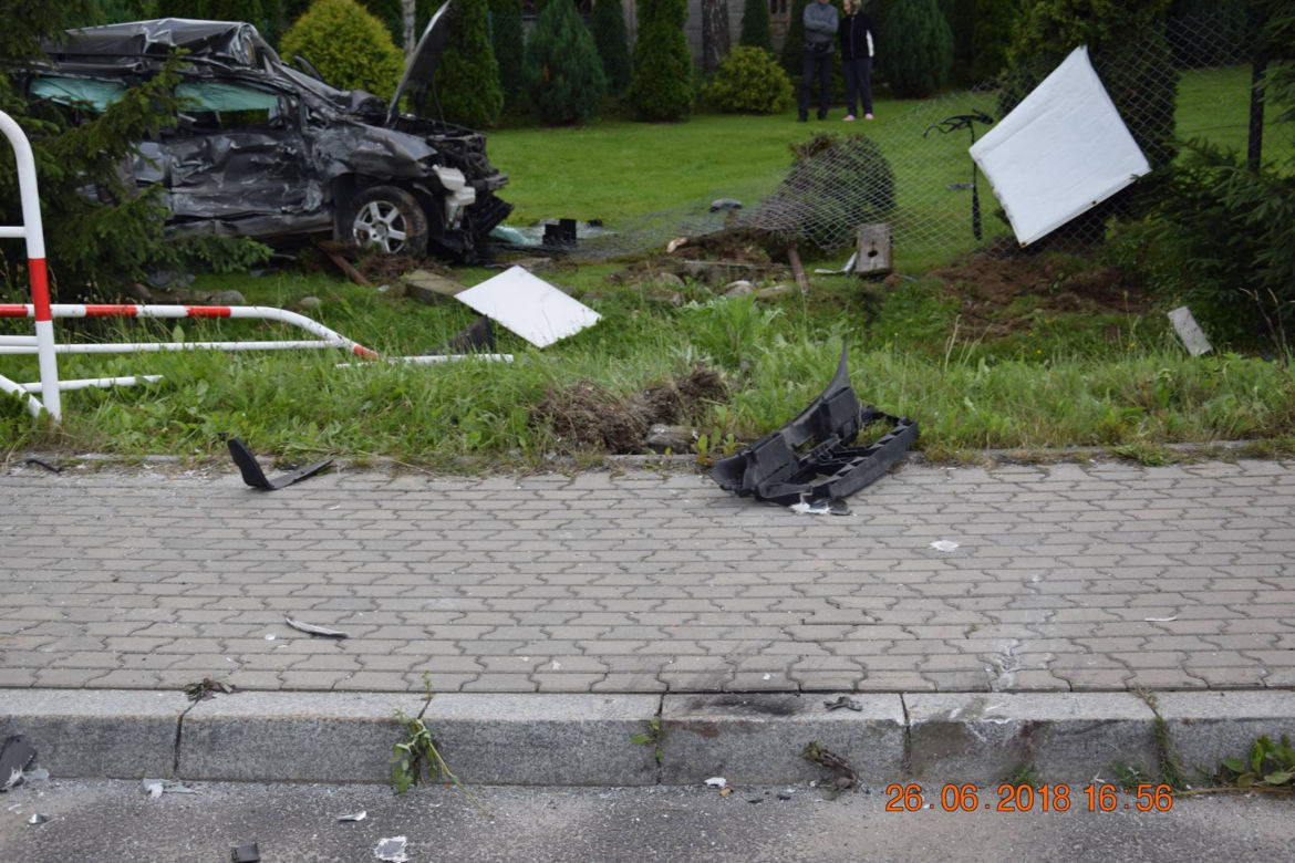 Groźny wypadek autokaru i samochodu osobowego