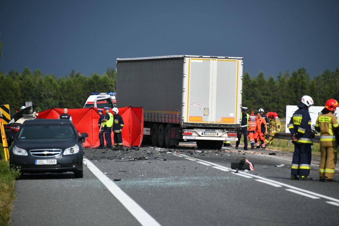 Tragiczny wypadek w Krzepicach. Auto czołowo zderzyło się z TIRem