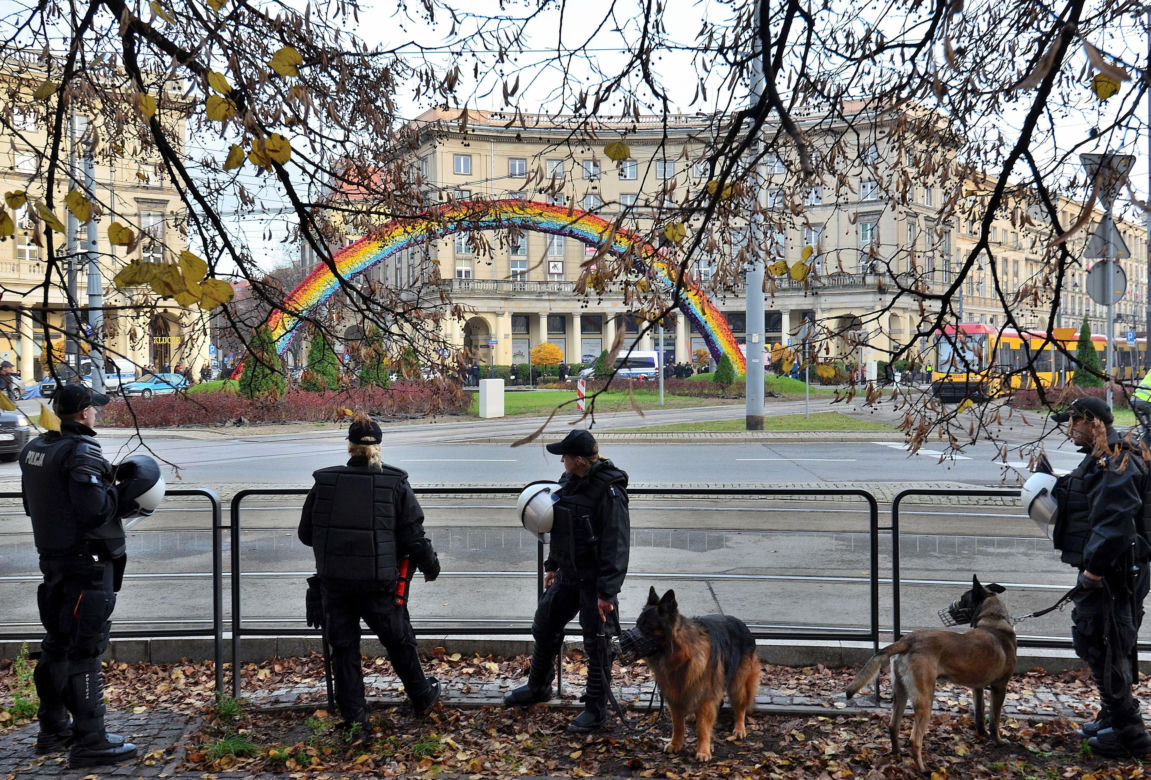 Policjanci ochraniający tęczę w trakcie Marszu Niepodległości 2014